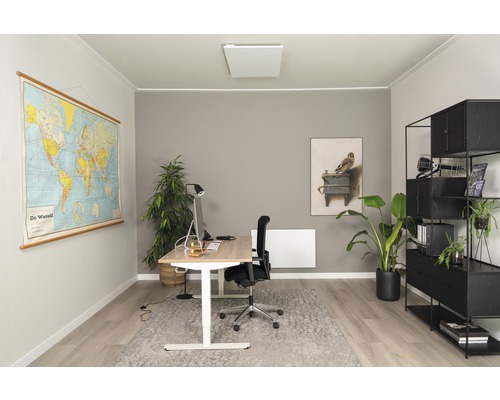 Kontor med skrivbord, kontorsstol, hylla, världskarta och infraröd värmare