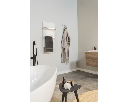 Badrum med badkar, handfat och handdukstork