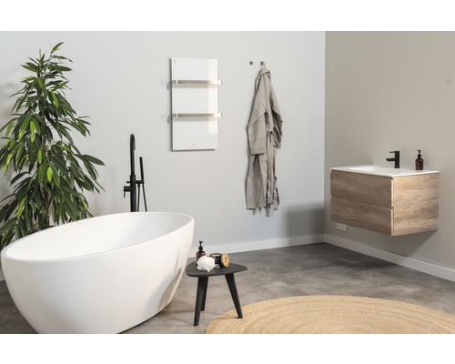 Badrum med fristående badkar, tvättställ, handdukstork och badrock