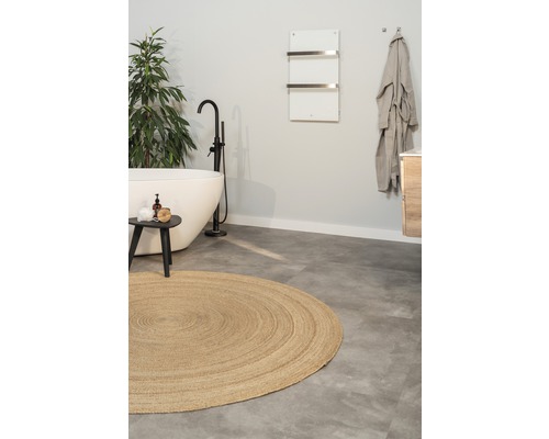 Badrum med fristående badkar, rund matta och handdukstork