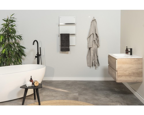 Modernt badrum med fristående badkar, tvättställ, handdukstork och badrock