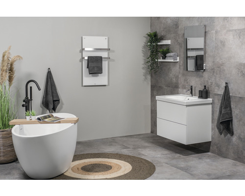 Badrum med fristående badkar, tvättställ och handdukstork