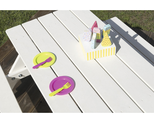 Vitt picknickbord med leksakstallrikar, gafflar och glass