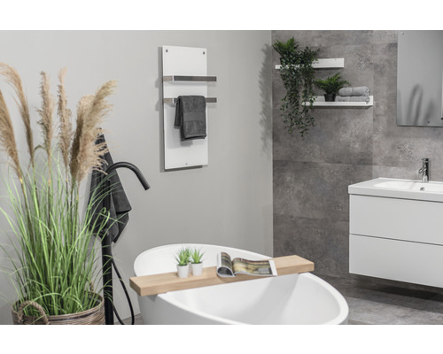 Badrum med badkar, tvättställ, handdukstork och dekoration för en modern atmosfär