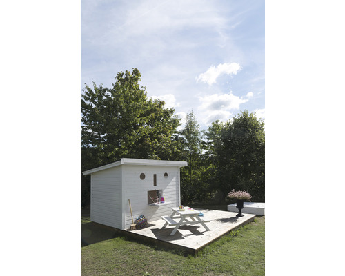 Lekhus i trä med picknickbord på en uteplats i trädgården