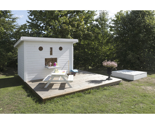 Lekhus med picknickbord och sandlåda i trädgården