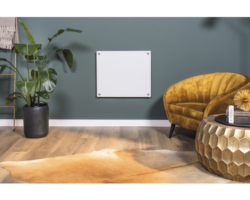 Vardagsrum med infraröd värmare på väggen, fåtölj, bord och krukväxt