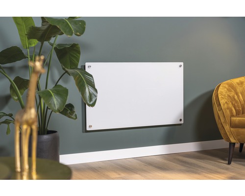 Vit värmeplatta monterad på väggen i vardagsrumsmiljö.