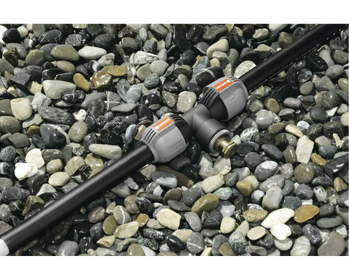 Gardena koppling med bevattningsrör på grus