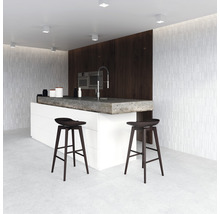 Modernt kök med köksö, diskho, barstolar och belysning