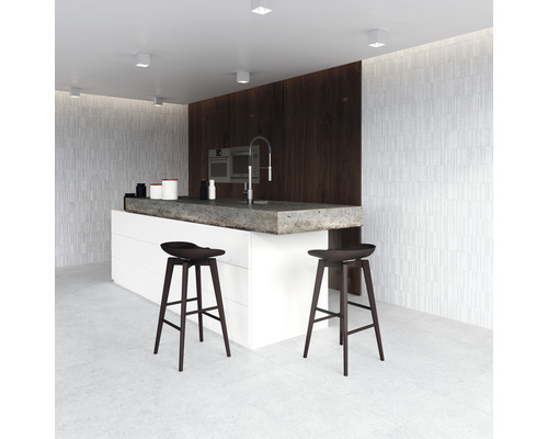 Modernt kök med köksö, diskho, barstolar och belysning