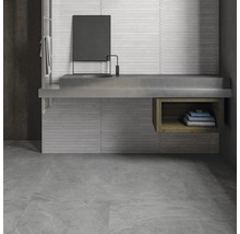 Grått badrum med tvättställ, spegel och kakel