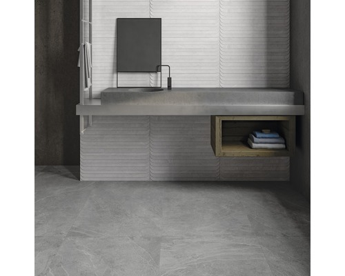 Grått badrum med tvättställ, spegel och kakel