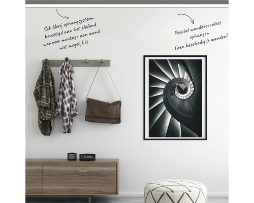 Vardagsrum med väggdekoration, garderob och byrå