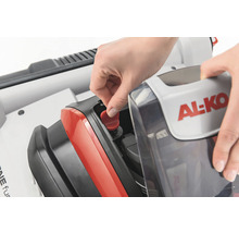 Detaljbild av insättning av ett batteri i en AL-KO gräsmattluftare