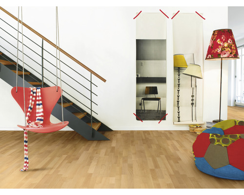 Interiör med trappa, hängfåtölj, lampor och dekoration på trägolv