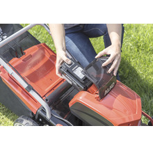 Batteridriven gräsklippare med batteri isatt