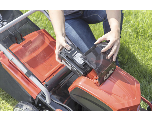 Batteridriven gräsklippare med batteri isatt