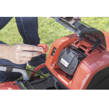 Sätta i batteriet i en gräsklippare