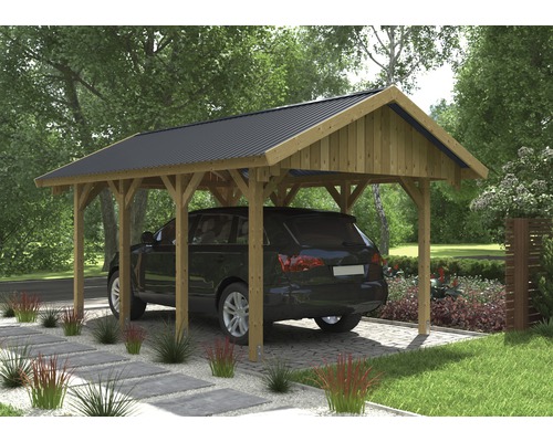 Carport med uppfart och parkerad bil.