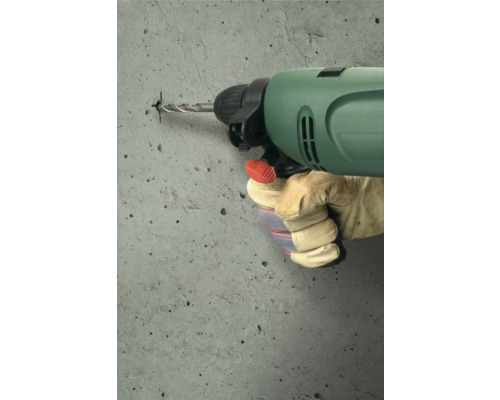 Borrmaskin borrar ett hål i en betongvägg