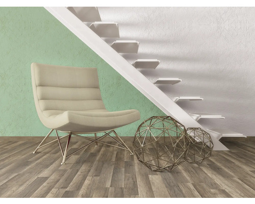 Interiör med fåtölj, dekorativa metallkulor och trappa