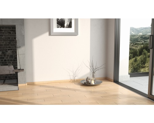 Ljust rum med trägolv, öppen spis och utsikt över grönskan