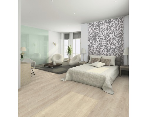 Ljust sovrum med laminatgolv, säng, sittplatser och dekorativ vägg