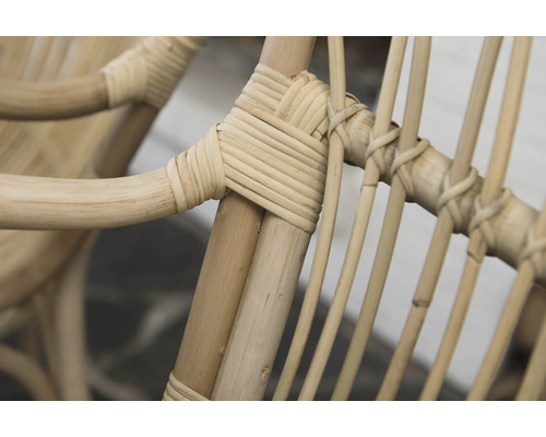 Närbild av en rottingmöbel med rottingskarvar