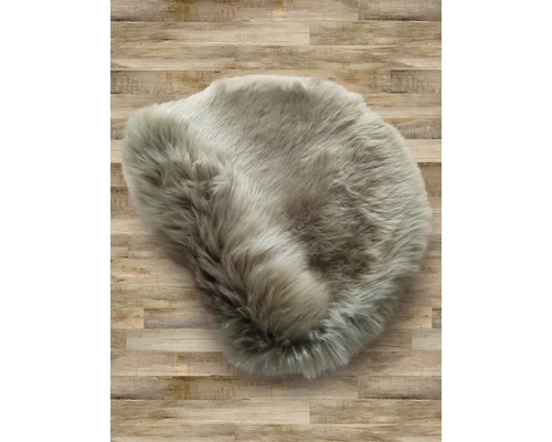 Grå fuskpälsteppich på trägolv