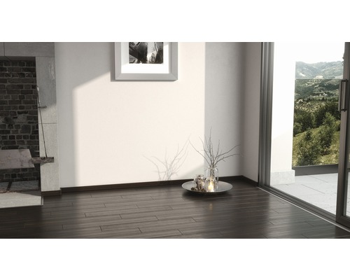 Interiör med trägolv, dekoration och utsikt utomhus