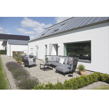 Terrass med trädgårdsmöbler och hus i bakgrunden