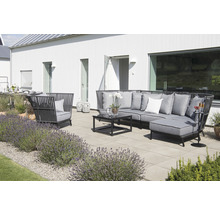Grå loungeset med fåtölj och soffbord på en terrass