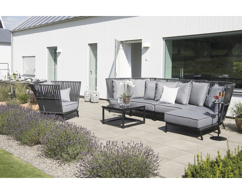 Grå loungeset med fåtölj och soffbord på en terrass