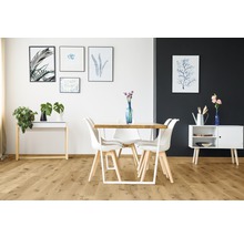 Matsal med matbord, stolar och dekorationer i ett ljust rum