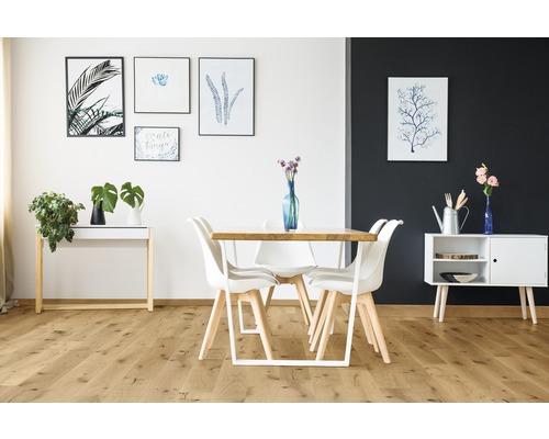 Matsal med matbord, stolar och dekorationer i ett ljust rum