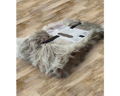 Fluffig badrumsmatta med etikett på trägolv