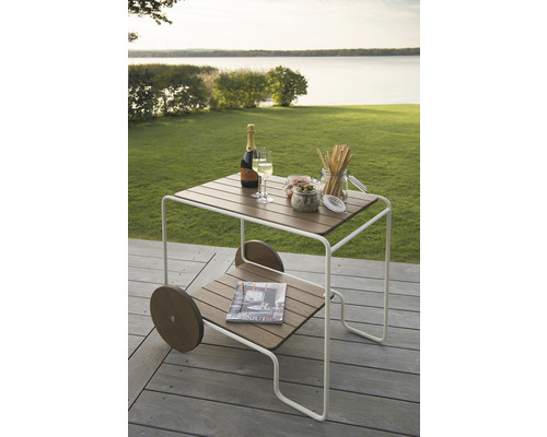 Serveringsvagn med två hyllor och hjul utomhus med drycker och snacks