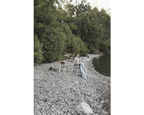 Scen med bord och stolar vid stranden