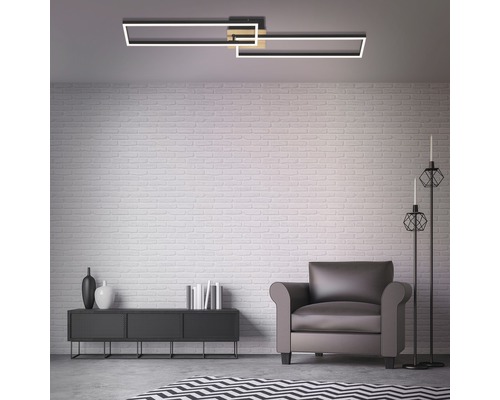 Vardagsrum med rektangulär taklampa, fåtölj och skänk