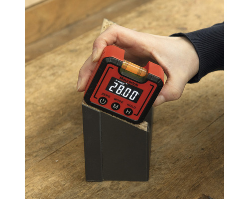 Digital vinkelmätare Maurerlob används för vinkelmätning på ett arbetsstycke.