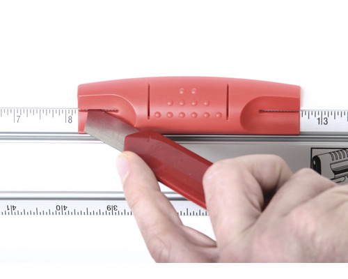 Brytbladskniv skär material med skärmall