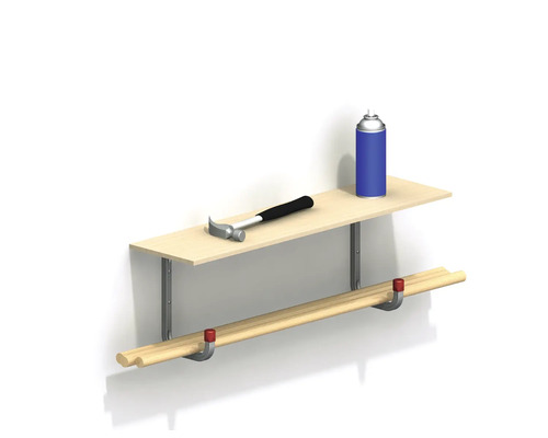 Hylla med hammare och sprayburk