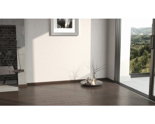 Interiör med trägolv, dekoration och utsikt över grönska