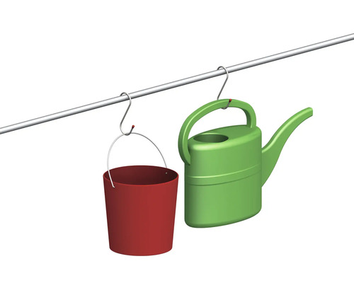 Hink och vattenkanna hänger på en stång