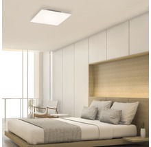 Modernt sovrum med taklampa och minimalistisk design.
