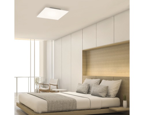 Modernt sovrum med taklampa och minimalistisk design.