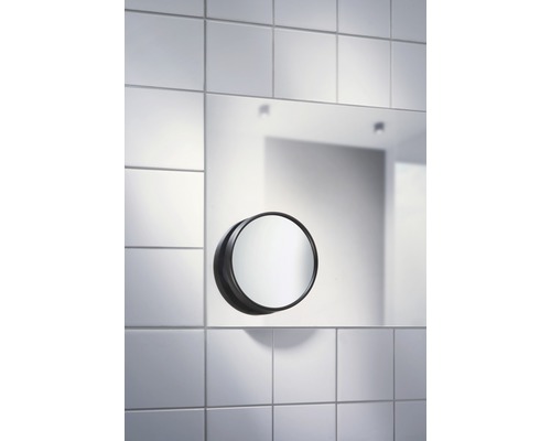 Badrum med rund sminkspegel och rektangulär väggspegel