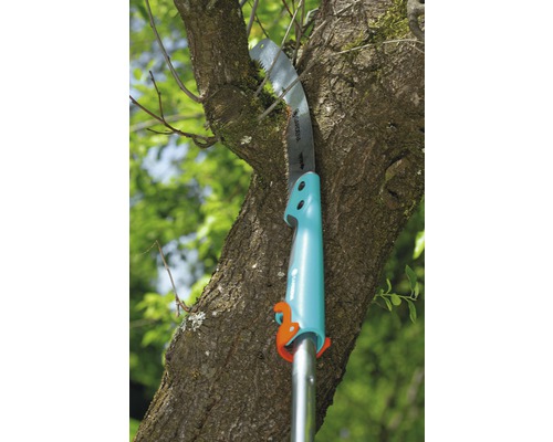 En grensax kapar en trädgren.