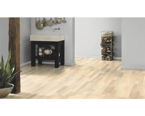 Ljust trägolv i ett rum med köksutrustning och ved